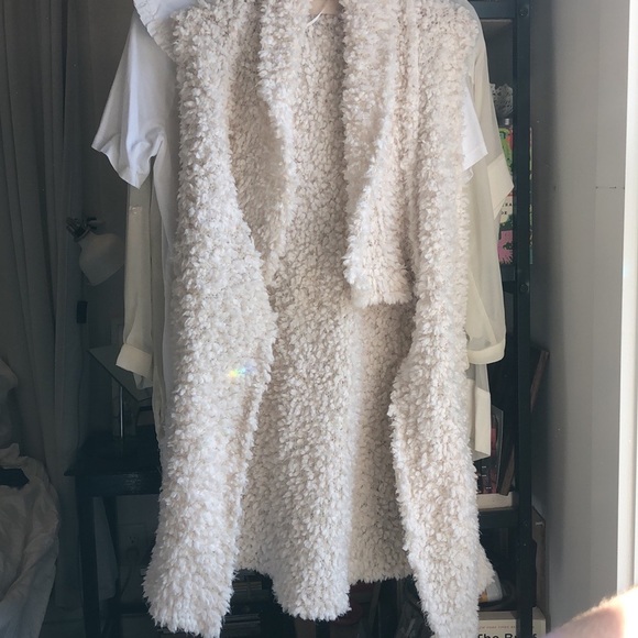 White Faux Fur “Eyelash Flyaway” Vest with Pockets NWT - Picture 15 of 16